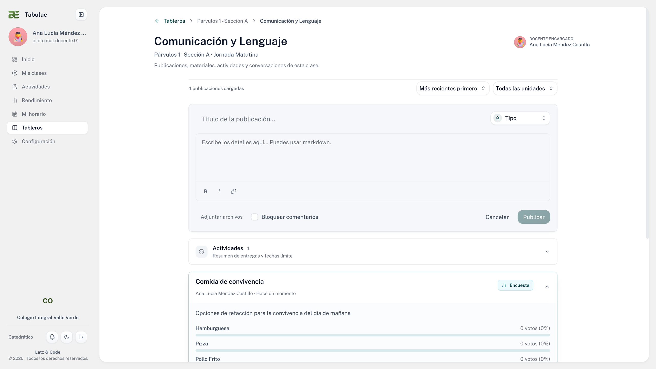 Tablero de clase del docente con publicaciones, archivos adjuntos, comentarios y encuestas